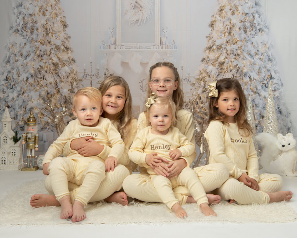 5 siblings dressed the same at Christmas photoshoot